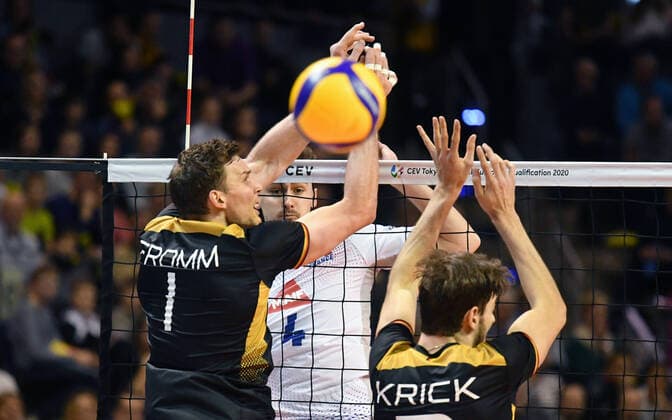 PATRY Jean (Frankreich), erfolgreich mit einem Schmetterball, vorne Christian Fromm (Deutschland), Tobias Krick (Deutschland), Frankreich-Deutschland France- Germany CEV Tokio Volleyball Europa Qualifikation 2020 CEV Tokyo Volleyball European Qualification 2020 Finale, Endspiel, Herren, Männer, Maenner, men, Volleyball, , Germany, Max-Schmeling-Halle Berlin, 10.1.2020