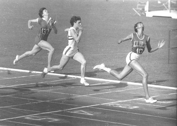 Olympische Sommerspiele 1960 in Rom. Frauen 100m Finale Wilma Rudolph im Ziel vor Dorothy Hymann (GBR) und Giuseppina Leone (ITA), Aktion 02.09.1960 *** Olympic Summer Games 1960 in Rome Women 100m Final Wilma Rudolph at the finish line ahead of Dorothy Hymann GBR and Giuseppina Leone ITA , Action 02 09 1960 HM