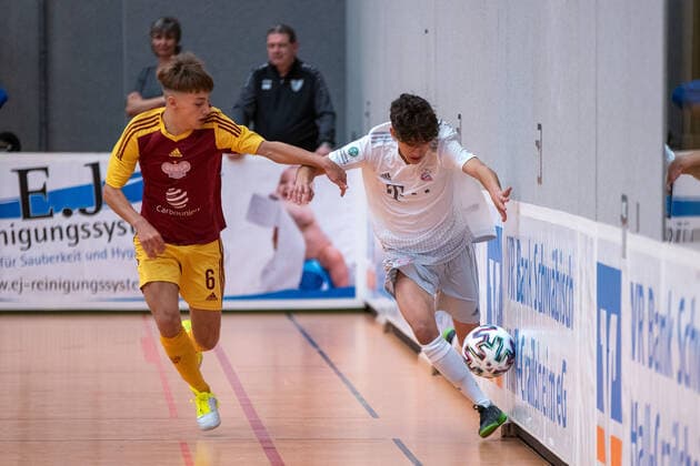 Octave Samson (FK Dukla Prag) und Younes Aitamer (FC Bayern München). Deutschland, Gaildorf, 11.01.2020, Jugendfussball, U17, U 17 Jugend Euro Cup 2020, Sporthalle