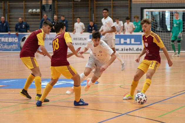 iNikolas Krenciv (FK Dukla Prag), Nemanja Motika (FC Bayern München) und Octave Samson (FK Dukla Prag). Deutschland, Gaildorf, 11.01.2020, Jugendfussball, U17, U 17 Jugend Euro Cup 2020, Sporthalle