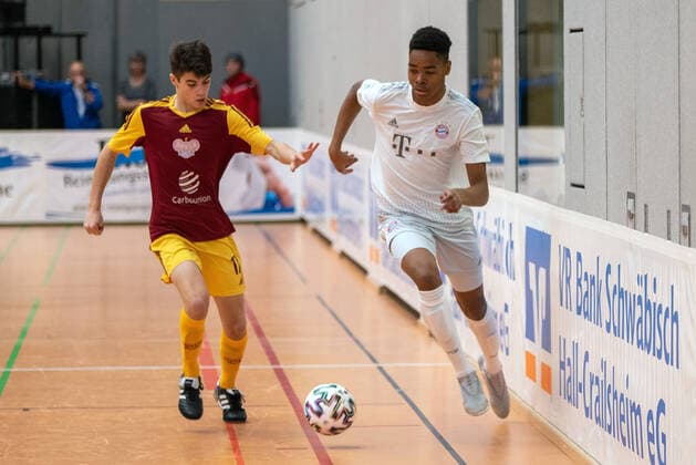 Gabriel Tomek (FK Dukla Prag) und Brandon Happi Monthe (FC Bayern München). Deutschland, Gaildorf, 11.01.2020, Jugendfussball, U17, U 17 Jugend Euro Cup 2020, Sporthalle