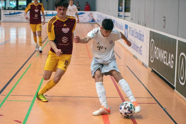 Filip Ulman (FK Dukla Prag) und Nemanja Motika (FC Bayern München). Deutschland, Gaildorf, 11.01.2020, Jugendfussball, U17, U 17 Jugend Euro Cup 2020, Sporthalle