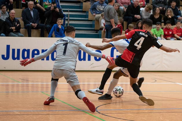 Torwart Leon Cuk (Hertha BSC), Matras Ivanilson (Karlsruher SC) und Jamil Najjar (Hertha BSC). Deutschland, Gaildorf, 11.01.2020, Jugendfussball, U17, U 17 Jugend Euro Cup 2020, Sporthalle