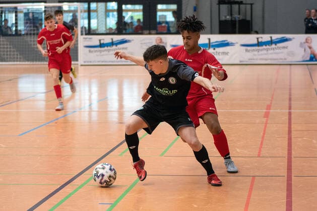 Florian Weiler (SK Sturm Graz) und Rayan Hamisi (TSV Gaildorf). Deutschland, Gaildorf, 11.01.2020, Jugendfussball, U17, U 17 Jugend Euro Cup 2020, Sporthalle