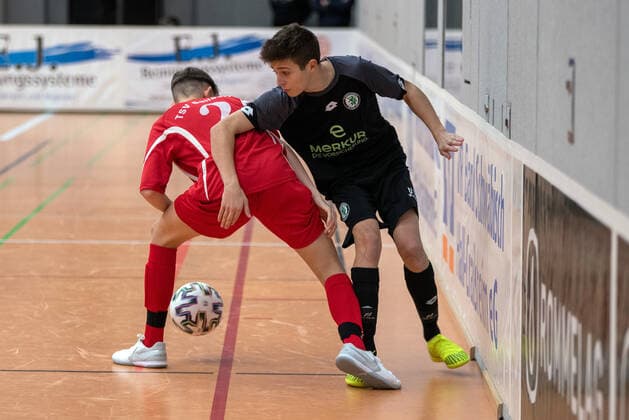Lasse Reinhuber (TSV Gaildorf) und Moritz Wels (SK Sturm Graz). Deutschland, Gaildorf, 11.01.2020, Jugendfussball, U17, U 17 Jugend Euro Cup 2020, Sporthalle