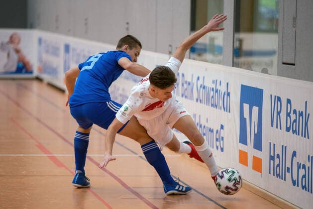 Bartol Barisic (GNK Dinamo Zagreb) und Elion Mahmuti (VfB Stuttgart). Deutschland, Gaildorf, 11.01.2020, Jugendfussball, U17, U 17 Jugend Euro Cup 2020, Sporthalle
