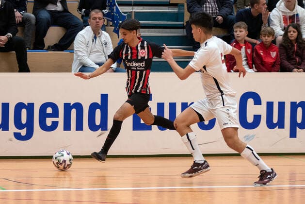 Bertan Tepedibi (Eintracht Frankfurt) und Abderrahman Amal (FC Royal Antwerpen). Deutschland, Gaildorf, 11.01.2020, Jugendfussball, U17, U 17 Jugend Euro Cup 2020, Sporthalle