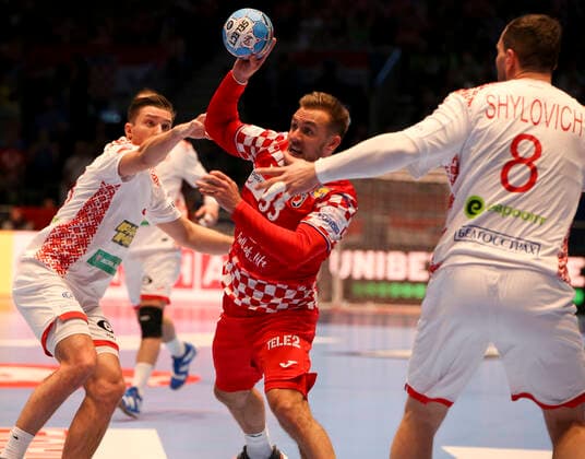 HANDBALL - EHF EURO 2020, CRO vs BLR GRAZ,AUSTRIA,11.JAN.20 - HANDBALL - EHF European Men s Handball Championship 2020, group stage, Croatia vs Belarus. Image shows Luka Cindric (CRO) and Siarhei Shylovich (BLR). GEPAxpictures xWolfgangxGrebien