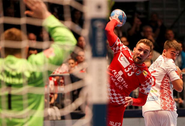 HANDBALL - EHF EURO 2020, CRO vs BLR GRAZ,AUSTRIA,11.JAN.20 - HANDBALL - EHF European Men s Handball Championship 2020, group stage, Croatia vs Belarus. Image shows Ivan Matskevich (BLR), Luka Cindric (CRO). GEPAxpictures xWolfgangxGrebien