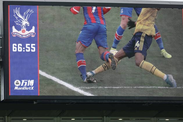 Bilder des Jahres 2020, Sport 01 Januar Sport Themen der Woche KW02 Sport Bilder des Tages 11th January 2020; Selhurst Park, London, England; English Premier League Football, Crystal Palace versus Arsenal; A VAR reply shows the crowd why the referee showed the red card to Pierre-Emerick Aubameyang of Arsenal - Strictly Editorial Use Only. No use with unauthorized audio, video, data, fixture lists, club league logos or live services. Online in-match use limited to 120 images, no video emulation. No use in betting, games or single club league player publications  ActionPlus12202857 ShaunxBrooks