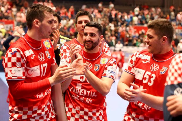 Sport Bilder des Tages HANDBALL - EHF EURO 2020, CRO vs BLR GRAZ,AUSTRIA,11.JAN.20 - HANDBALL - EHF European Men s Handball Championship 2020, group stage, Croatia vs Belarus. Image shows Josip Sarac (CRO), Valentino Ravnic (CRO), Marin Sipic (CRO). GEPAxpictures xWolfgangxGrebien