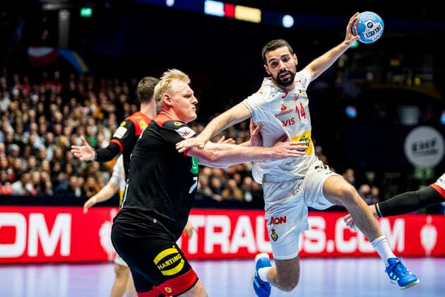 200111 Patrick Wiencek of Germany and Ferran Sole Sala of Spain during the EHF European Handball Championship match between Spain and Germany on January 11, 2020 in Trondheim. Photo: Vegard Wivestad Grott BILDBYRAN kod VG 170462 bbeng handball handball handboll handball-em 2020 european men?s handball championship 2020 em 2020 handbolls-em 2020 ehf euro 2020 spania spanien tyskland germany deutschland Copyright: VEGARDxWIVESTADxGRoTT BB200111VG021