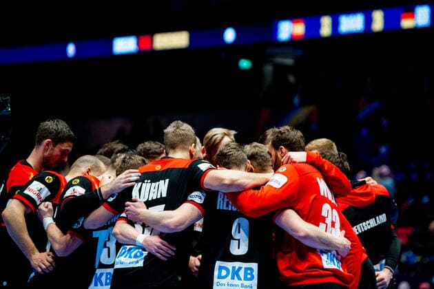 200111 Julius Kühn and the players of Germany gather in a circle after the EHF European Handball Championship match between Spain and Germany on January 11, 2020 in Trondheim. Photo: Vegard Wivestad Grott BILDBYRAN kod VG 170462 bbeng handball handball handboll handball-em 2020 european men?s handball championship 2020 em 2020 handbolls-em 2020 ehf euro 2020 spania spanien tyskland germany deutschland Copyright: VEGARDxWIVESTADxGRoTT BB200111VG057