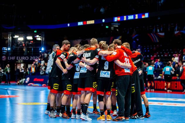 200111 Julius Kühn and the players of Germany gather in a circle after the EHF European Handball Championship match between Spain and Germany on January 11, 2020 in Trondheim. Photo: Vegard Wivestad Grott BILDBYRAN kod VG 170462 bbeng handball handball handboll handball-em 2020 european men?s handball championship 2020 em 2020 handbolls-em 2020 ehf euro 2020 spania spanien tyskland germany deutschland Copyright: VEGARDxWIVESTADxGRoTT BB200111VG058