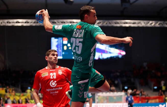 11.01.2020, Stadthalle, Graz, AUT, EHF Euro 2020, Montenegro vs Serbien, Gruppe A, im Bild Zoran Nikolic (SRB) und Marko Lasica (MNE) Zoran Nikolic (SRB) and Marko Lasica (MNE) during the EHF 2020 European Handball Championship, group A match between Montenegro and Serbia at the Stadthalle in Graz, Austria on 2020 01 11. Graz