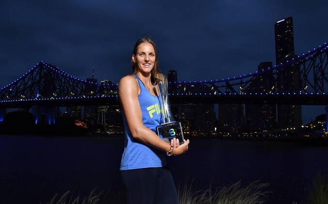 Bilder des Jahres 2020, Sport 01 Januar Sport Themen der Woche KW02 Sport Bilder des Tages BRISBANE INTERNATIONAL FINAL, Karolina Pliskova of the Czech Republic is seen posing for a photograph with the trophy at the Howard Street Wharfs in Brisbane after winning the Final of the Brisbane International Tennis against Madison Keys of the USA at the Queensland Tennis Centre in Brisbane, Sunday, January 12, 2020. ( NO ARCHIVING, EDITORIAL USE ONLY, NO USE IN BOOKS WITHOUT CONSENT BRISBANE QLD AUSTRALIA  Copyright: xDARRENxENGLANDx 20200112001441735322