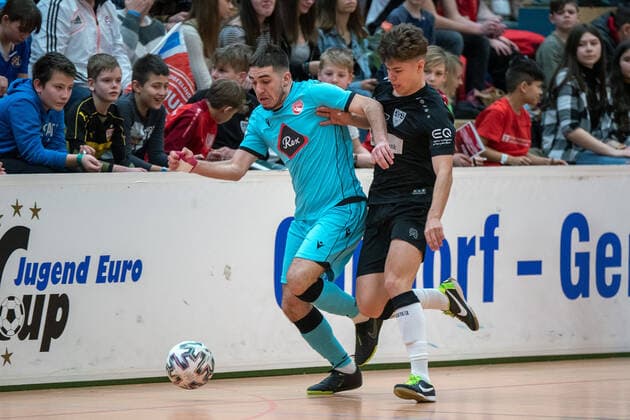 Luc von Ballmoos (FC Thurn) und Lukas Laupheimer (VfB Stuttgart). Deutschland, Gaildorf, 12.01.2020, Jugendfussball, U17, U 17 Jugend Euro Cup 2020, Sporthalle