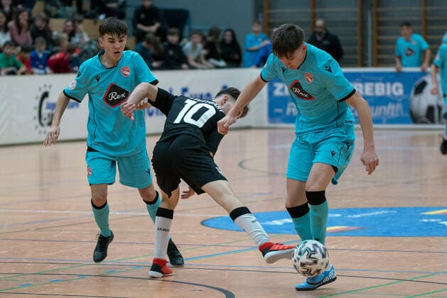 Elion Mahmuti (VfB Stuttgart) und Noel Gemperle (FC Thurn). Deutschland, Gaildorf, 12.01.2020, Jugendfussball, U17, U 17 Jugend Euro Cup 2020, Sporthalle