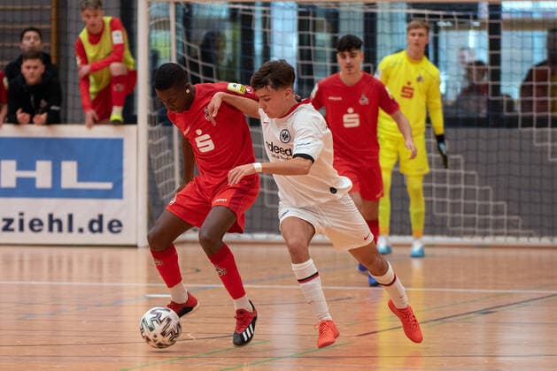 Pierre Nadjombe (1.FC Köln) und Jan Schröder (Eintracht Frankfurt). Deutschland, Gaildorf, 12.01.2020, Jugendfussball, U17, U 17 Jugend Euro Cup 2020, Sporthalle