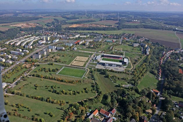 lz Zwickau Eckersbach Luftbild Brachflaechen Abbruch Neubaublocks In dieser Ansicht aus dem Oktober 2019 sieht man das es viele hundert Quadratmeter Flaechen gibt welche durch den Abbruch der Neubaugebiete entstanden sind Oben die GGz Arena Spielstaette des FSV Zwickau 07.10.2019 Zwickau Eckersbach Luftbild Brachflaechen Abbruch Neubaublocks 07.10.2019 Zwickau Copyright: xKoehlerx Eibner-Pressefotox EP_rkl