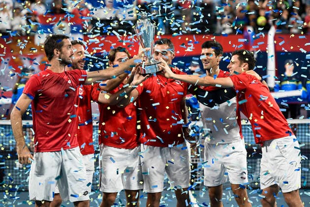 Bilder des Jahres 2020, Sport 01 Januar Sport Themen der Woche KW02 Sport Bilder des Tages 12th January 2020; Sydney Olympic Park Tennis Centre, Sydney, New South Wales, Australia; ATP, Tennis Herren Cup Australia, Sydney, Day 10; Serbia versus Spain; ATP Cup final ceremony; Novak Djokovic and Team Serbia lift the ATP Cup winners trophy after defeating Spain - Editorial Use  ActionPlus12203536 NigelxOwen