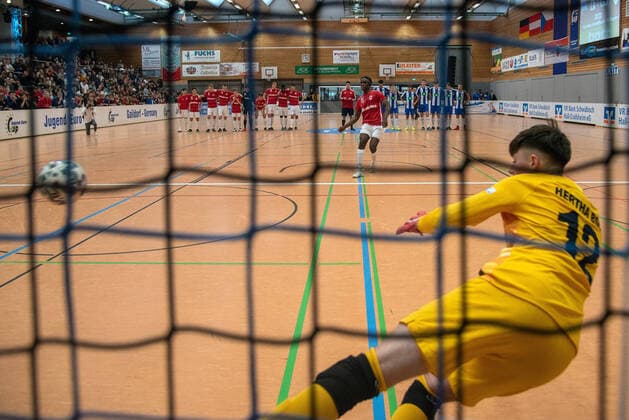 Kenneth Boakkye (FC Royal Antwerpen) und Torwart Jasper Kühn (Hertha BSC). Deutschland, Gaildorf, 12.01.2020, Jugendfussball, U17, U 17 Jugend Euro Cup 2020, Sporthalle