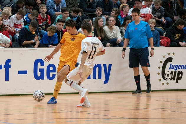Nikolas Krenciv (FK Dukla Prag) und Can Luca Karakas (Eintracht Frankfurt). Deutschland, Gaildorf, 12.01.2020, Jugendfussball, U17, U 17 Jugend Euro Cup 2020, Sporthalle