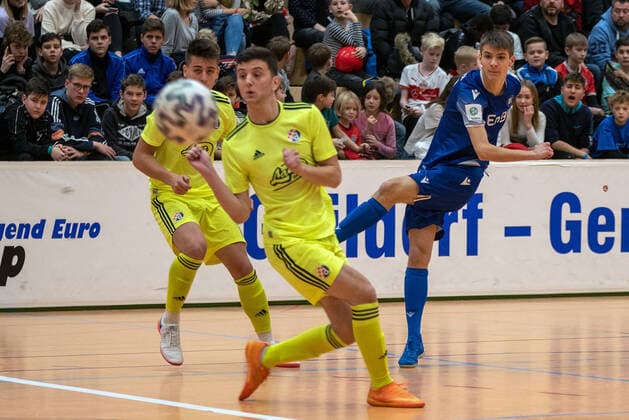 Domagoj Jerbic (GNK Dinamo Zagreb) und Robert Geller (Karlsruher SC). Deutschland, Gaildorf, 12.01.2020, Jugendfussball, U17, U 17 Jugend Euro Cup 2020, Sporthalle