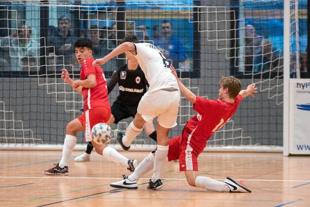 Abderrahman Amal (FC Royal Antwerpen), Sebastian Wöhr (Eintracht Frankfurt) und Jorn de Coster (FC Royal Antwerpen). Deutschland, Gaildorf, 12.01.2020, Jugendfussball, U17, U 17 Jugend Euro Cup 2020, Sporthalle