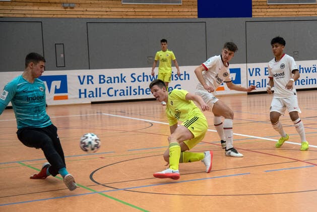 Torwart Amar Dzevlan (Eintracht Frankfurt), Viktor Kanizaj (GNK Dinamo Zagreb) und Luva Heckmann (Eintracht Frankfurt). Deutschland, Gaildorf, 12.01.2020, Jugendfussball, U17, U 17 Jugend Euro Cup 2020, Sporthalle