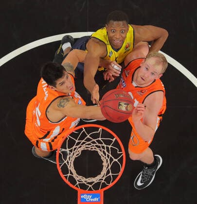 Bilder des Jahres 2020, Sport 01 Januar Sport Themen der Woche KW02 Sport Bilder des Tages v.l. Derek Willis (Ulm), Justin Sears (Oldenburg), Seth Hinrichs (Ulm) ratiopharm Ulm vs. EWE Baskets Oldenburg, Basketball, easyCredit BBL-Pokal Halbfinale, 12.01.2020 ratiopharm Ulm vs. EWE Baskets Oldenburg, easyCredit BBL-Pokal Halbfinale, 12.01.2020 Neu-Ulm *** v l Derek Willis Ulm , Justin Sears Oldenburg , Seth Hinrichs Ulm ratiopharm Ulm vs EWE Baskets Oldenburg, Basketball, easyCredit BBL Cup Semi Final, 12 01 2020 ratiopharm Ulm vs EWE Baskets Oldenburg, easyCredit BBL Cup Semi Final, 12 01 2020 New Ulm Copyright: xAchberger xEibner-Pressefotox EP_far