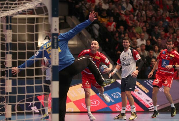 HANDBALL - EHF EURO 2020, AUT vs UKR VIENNA,AUSTRIA,12.JAN.20 - HANDBALL - EHF European Men s Handball Championship 2020, group stage, Austria vs Ukraine. Image shows Robert Weber (AUT), Vladyslav Ostroushko (UKR), Janko Bozovic (AUT) and Gennadiy Komok (UKR). GEPAxpictures xChristianxOrt
