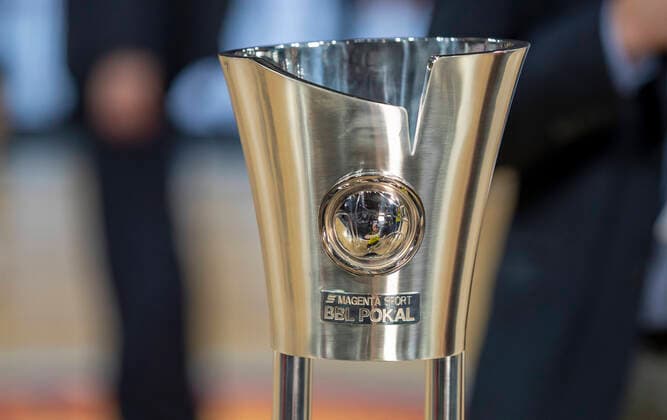 Deutschland, Bamberg, Brose Arena, 12.01.2020, emspor, emonline, despor, deonline, Brose Bamberg vs. ALBA BERLIN, Basketball, BBL Pokal Bild: v. l. Der Pokal Copyright: HMBxMedia xHeikoxBecker