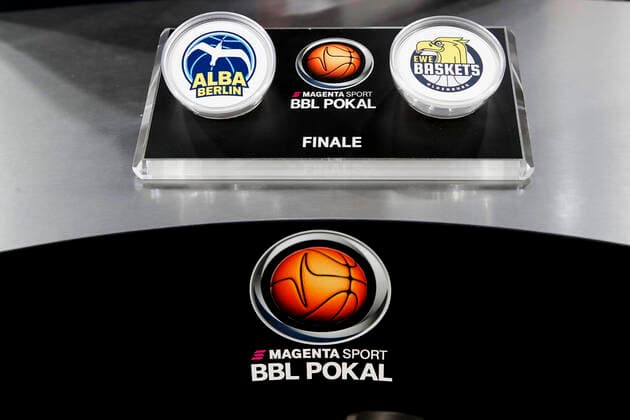 Pokalauslosung vlnr Jan Lüdeke, Dr. Stefan Holz, Losfee Kunstradturner Lukas Kohl Pokal-Halbfinale Brose Bamberg - Alba Berlin - easyCredit-BBL - Basketball Bundesliga - Basketball Saison 2018 19 - 12.01.2020 Brose Arena Pokal-Viertelfinale Brose Bamberg - Alba Berlin Bamberg