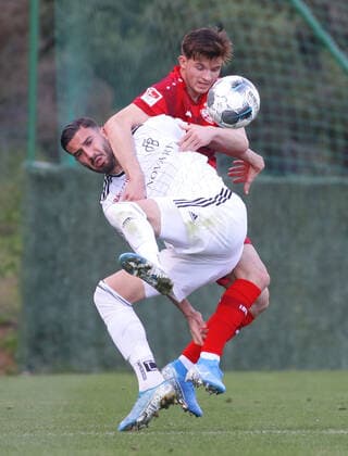 Bilder des Jahres 2020, Sport 01 Januar Sport Themen der Woche KW03 Sport Bilder des Tages Marbella , Fußball Trainingslager Testspiel , VfB Stuttgart vs. FC Basel , von links: Kemal Ademi ( Basel ) Antonis Aidonis ( vfB ) *** Marbella , football training camp test match , VfB Stuttgart vs FC Basel , from left Kemal Ademi Basel Antonis Aidonis vfB