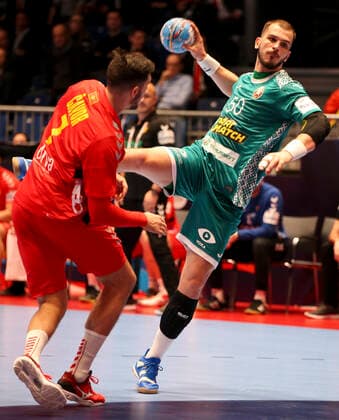 HANDBALL - EHF EURO 2020, MNE vs BLR GRAZ,AUSTRIA,13.JAN.20 - HANDBALL - EHF European Men s Handball Championship 2020, group stage, Montenegro vs Belarus. Image shows Stefan Cavor (MNE) and Artsem Karalek (BLR). GEPAxpictures xWolfgangxGrebien