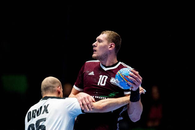 200113 Paul Drux of Germany and Dainis Kristopans of Latvia during the EHF European Handball Championship match between Latvia and Germany on January 13, 2020 in Trondheim. Photo: Vegard Wivestad Grott BILDBYRAN kod VG 170468 bbeng handball handball handboll handball-em 2020 european men?s handball championship 2020 em 2020 handbolls-em 2020 ehf euro 2020 latvia lettland germany tyskland deutschland Copyright: VEGARDxWIVESTADxGRoTT BB200113VG084