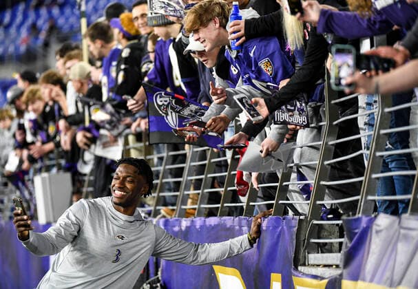 BALTIMORE, MD - JANUARY 11: Baltimore Ravens quarterback Robert Griffin III (3) takes a selfie with fans on January 11, 2020, at M&T Bank Stadium in Baltimore, MD. prior to the AFC Divisional Playoff against the Tennessee Titans. (Photo by Mark Goldman Icon Sportswire) NFL, American Football Herren, USA JAN 11 AFC Divisional Playoff - Titans at Ravens Icon749200111159