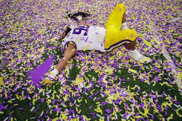 Bilder des Jahres 2020, Sport 01 Januar Sport Themen der Woche KW03 Sport Bilder des Tages January 13, 2020: Rashard Lawrence (90) of the LSU Tigers makes confetti angels after winning the NCAA, College League, USA College Football Playoff National Championship at Mercedes-Benz Superdome on January 13, 2020 in New Orleans, LA. CSM NCAA Football 2020: CFP National Championship Clemson vs LSU JAN 13 - ZUMAc04_ 20200113_zaf_c04_295 Copyright: xAdamxLacyx