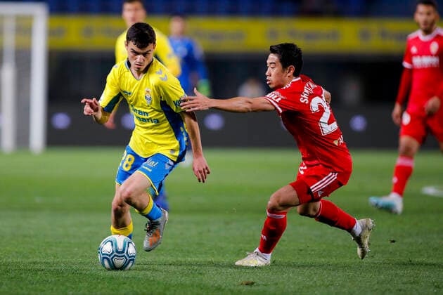 Partido de LaLiga SmartBank entre Las Palmas y el Zaragoza. En la imagen, Pedri y Kagawa. LaLiga SmartBank match between Las Palmas and Zaragoza. In this picture, Pedri and Kagawa. 