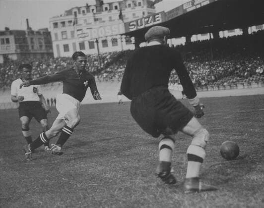Football Les joueurs suisses attaquent le but allemand lors de la Coupe du Monde de Football au Parc des Princes le 4 juin 1938. Credit: Collection KHARBINE-TAPABOR.