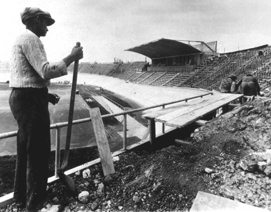 Velodrome Le nouveau velodrome de la croix de Berny en region parisienne . Photographie du 13 05 1938. Credit: Collection KHARBINE-TAPABOR.