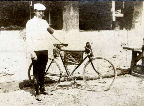 kh219121 Maurice GARIN et son velo, au depart de la premiere etape. Vainqueur du 1er Tour de France en 1903. photographie vers 1903. Collection KHARBINE TAPABOR
