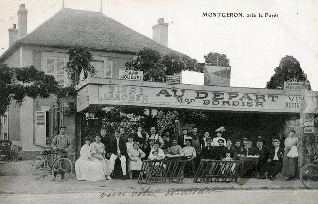 1er etape du 1er T de F CYCLISME Montgeron, pres la foret . Le cafe Au depart , lieu de depart de la premiere etape du premier tour de France. Photographie anonyme pour une carte postale vers 1905. Credit : IM KHARBINE-TAPABOR.