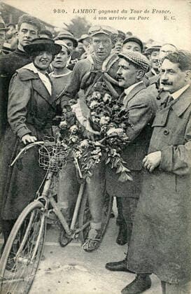 TOUR DE FRANCE 1919 Lambot, gagnant du Tour de France, a son arrivee au parc . Tour de France 1919. Photographie anonyme pour une carte postale de 1919. Credit : IM KHARBINE-TAPABOR.
