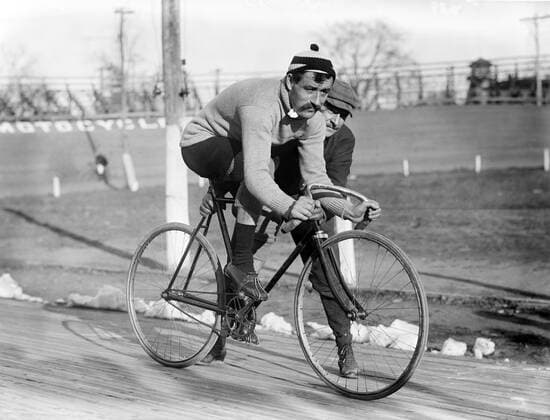 CYCLISME Leon GEORGET (1879-1949) de La Francaise, coureur du Tour de France 1906 et 1907. Photographie de Bain News Service entre 1905 et 1912. Credit : Collection Avant-Demain Kharbine-Tapabor.