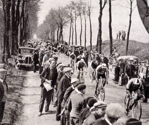 PARIS-ROUBAIX annees 30 Course Paris - Roubaix. Illustration tiree du Miroir du Monde en 1933. annees 30. Credit : Collection KHARBINE-TAPABOR.