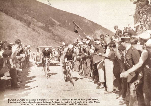 Tour de France Roger LAPEBIE (1911-1996) se dispose a franchir le sommet du col de Port . Photographie tiree du Miroir du en 1937. Credit : Collection KHARBINE-TAPABOR.