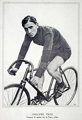 Cyclisme Philippe THYS, vainqueur du 11eme Tour de France . Gravure de 1913. Credit : Collection KHARBINE-TAPABOR.