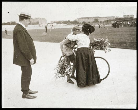 Cyclisme - Tour de France photographie 1910 : L arrivée du Tour de France 1910: Octave Lapize embrassé par sa mère. Coll. S. Kakou Kharbine-Tapabor